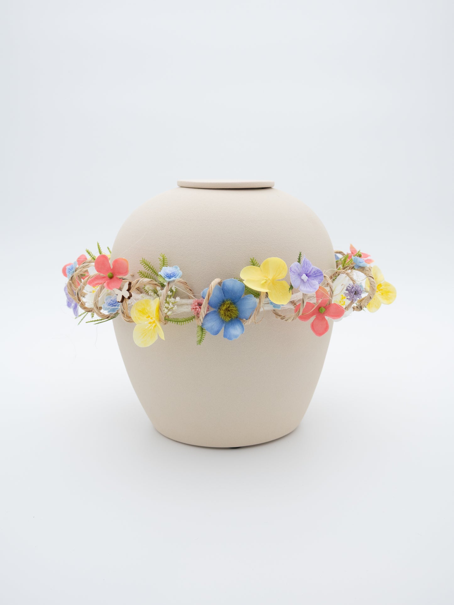 OmarmRing Verno herdenkingsurn met bloemenkrans – beige (Flora)