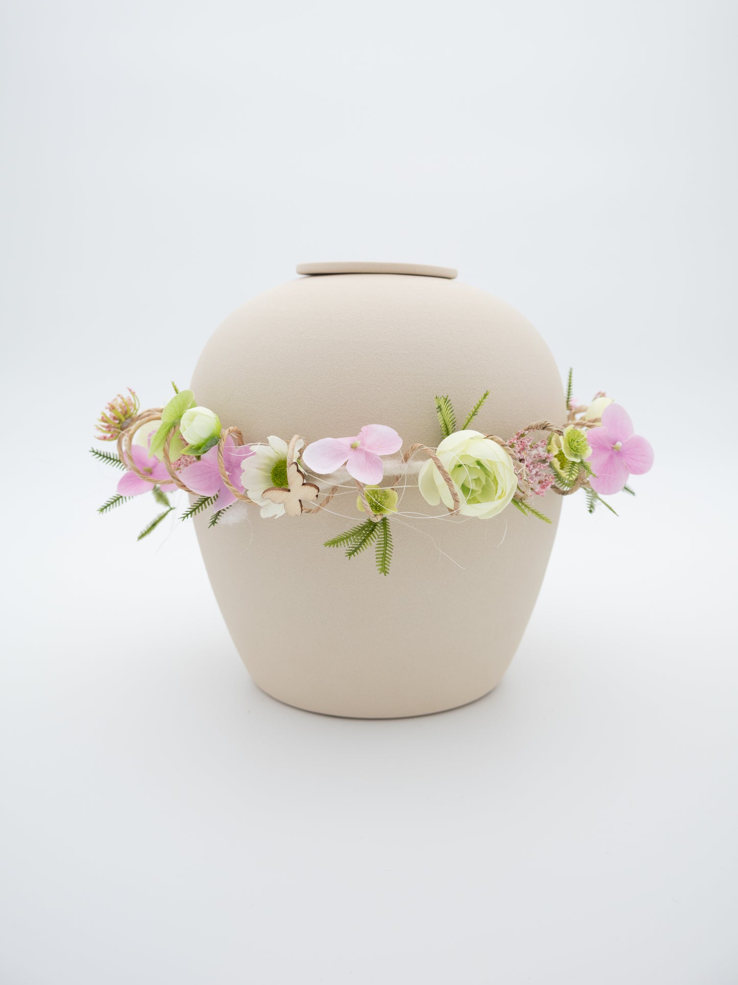 OmarmRing Verno herdenkingsurn met bloemenkrans – beige (Perla)