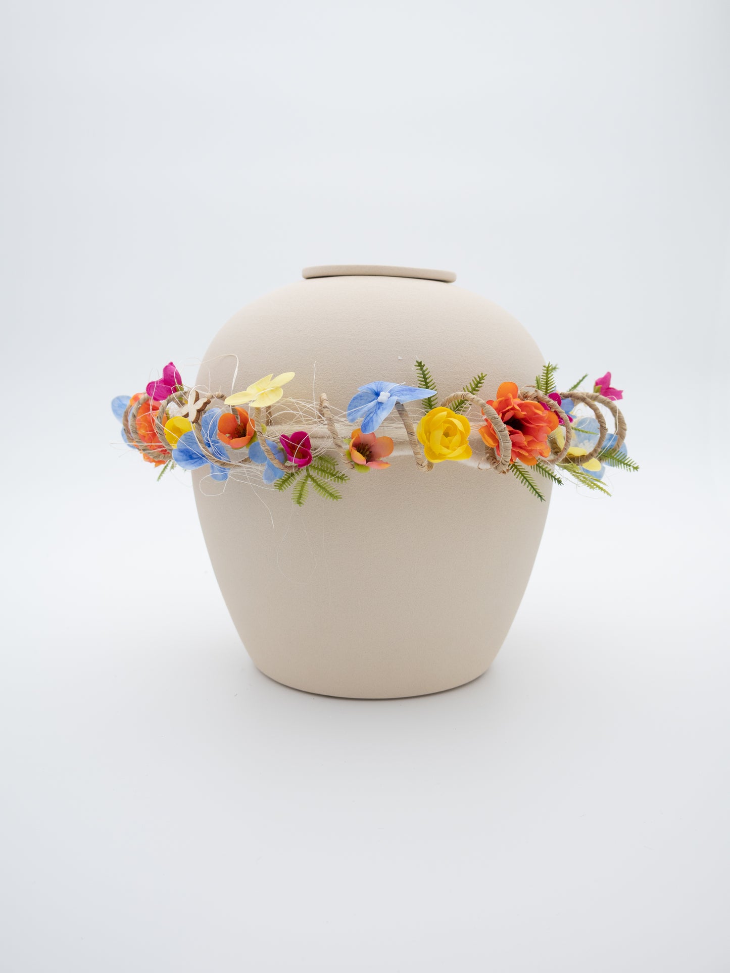 OmarmRing Verno herdenkingsurn met bloemenkrans – beige (Soleil)
