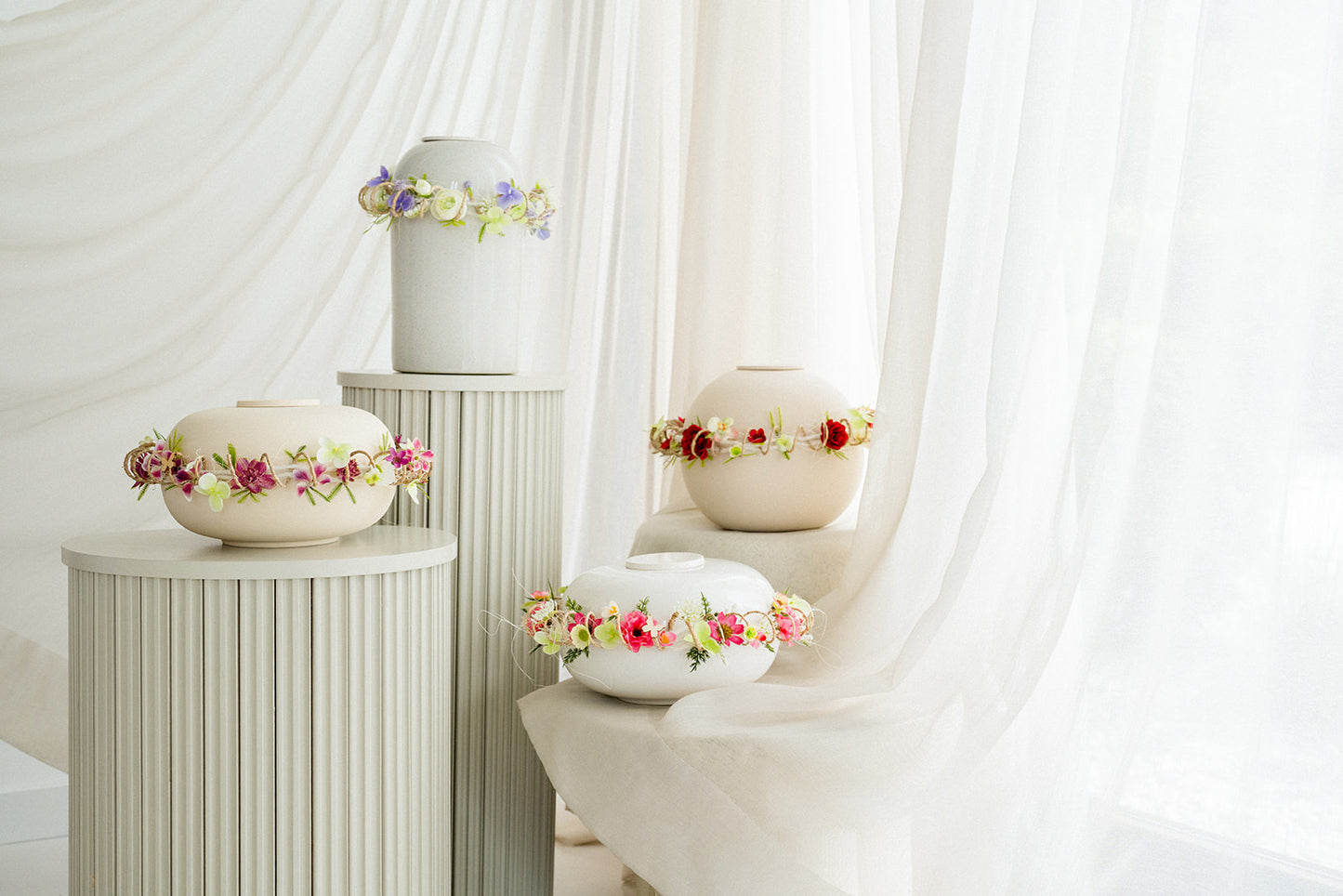 Maatwerk OmarmRing met bloemenkrans op maat – interieursfeer